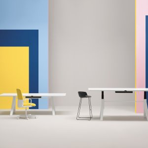 Arki-Table ARKW mit Beinen aus eichenfurniertem Massivholz