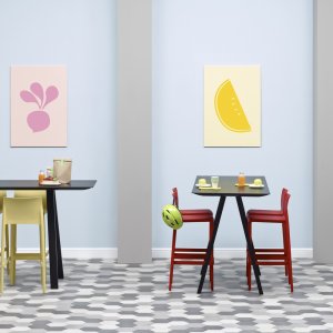 Quadratischer Arki-Table ARKW5/2 mit Eichenbeinen im Besprechungsraum