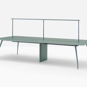 Outdoor-Tisch Rizz von Pedrali mit Aussen-Schichtstoff auf einer Terrasse