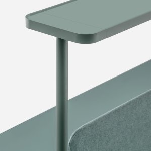 Rizz Workstation für vier mit Akustikpaneelen und der Lichtbrücke K_LUCE