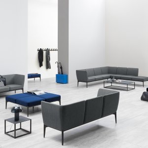 Social Sofa mit Eckmodul am Ende einer Reihe