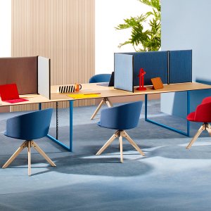 Toa von Pedrali, Design Robin Rizzini, in einem Sitzungszimmer für zehn