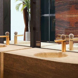 Deckenauslauf über dem Waschtisch der Kollektion Perle