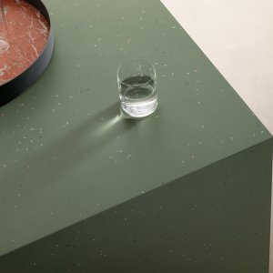 Primavera Platte von Mutina mit zufällig verteilten Keramiksplittern