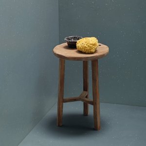 Holzstühle auf Primavera Bianco Boden