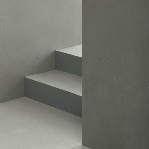 Primavera Nero Boden mit Grigio Wand und Ledersessel