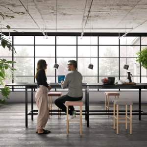 Social Table Pigreco mit Fussstuetze und Hockern