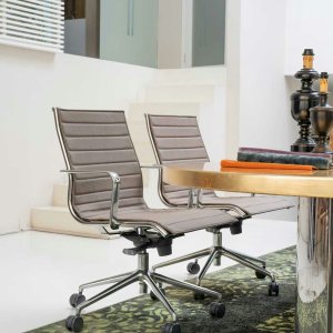 Schwarzes PVC-Netz auf der Lehne des The Season Net, thermoverschweisst