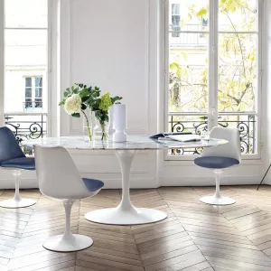 Saarinen-Tisch mit Tulip-Stühlen im Konferenzraum