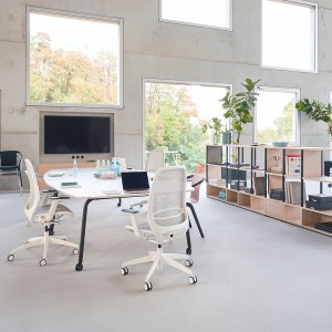 Reihe von se:air Membranstühlen an geteilten Arbeitsplätzen