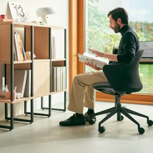 Hebel für die Sitzhöhe in Basaltgrau unter dem Sitz des se:flair