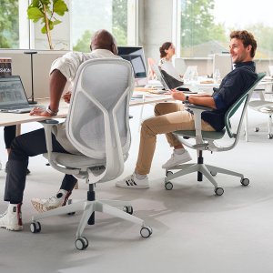 Bürostühle se:kit mit salbeigrünem Polsterrücken an einer Sechserbank