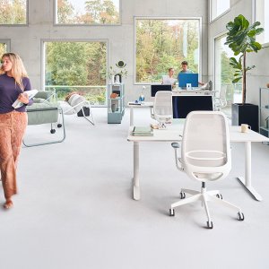 Anthrazitfarbene Membranlehne des se:kit auf schwarzem Polyamidrahmen