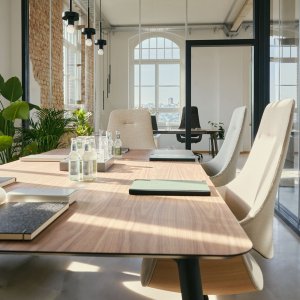 se:mission als Besucherstuhl neben dem Schreibtisch