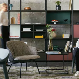 Niedriger se:café soft lounge chair auf Vierfussgestell aus Buche