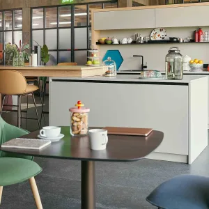 se:café high diner mit zwei Hochbänken, Sichtschutz und integriertem Tisch