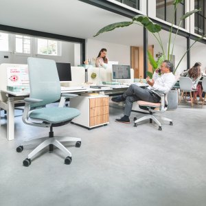 Multifunktionsarmlehne des se:flex mit nach innen geschwenkter Auflage