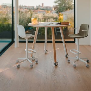 Hocker Seela mit Holzbeinen in zwei Hoehen