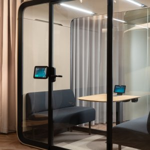 Framery Four als Sitzungszimmer im Grossraumbüro