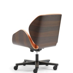 Guest Chair Suoni vor dem Schreibtisch