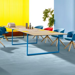 Konferenztisch Toa von Pedrali mit Brückenbeinen aus Aluminiumdruckguss