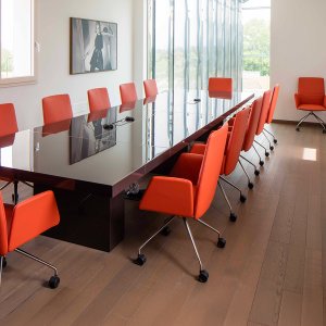 Die Platte von Asymmetrical Meeting kragt über den kürzeren Sockel aus