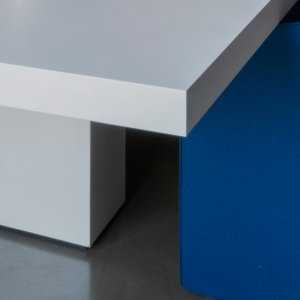 Sitzungstisch Asymmetrical Meeting in Eiche mittel furniert