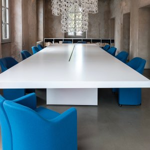 Asymmetrical Meeting von Tecno, Design Piero Lissoni, im Sitzungszimmer