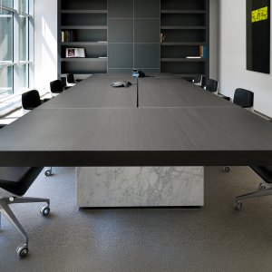 Sitzungstisch Asymmetrical Meeting 550 × 200 cm in Nero matt
