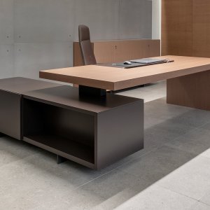 Kopfplatte von Asymmetrical Meeting aufgeschoben, Steckdosen sichtbar