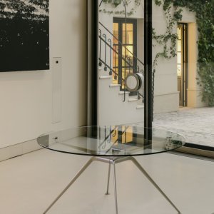 Cosmos Balkentisch mit Glasplatte in einem Zuercher Buero