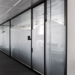 In die W80 Wand integrierter Videokonferenz-Monitor