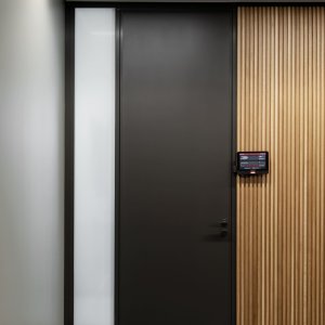 W80 Lamellenwand mit Tablaren und Behältern ausgerüstet