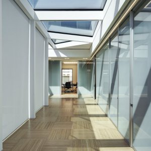 Einfach verglaste W80 Wand mit aussenbündigen Gläsern