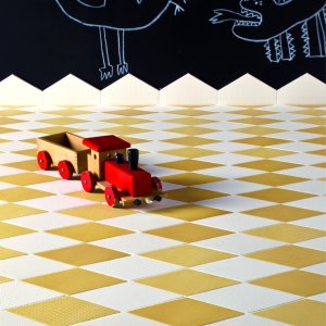 Tex Runner auf Netz in Weiss und Gelb an einer Wand