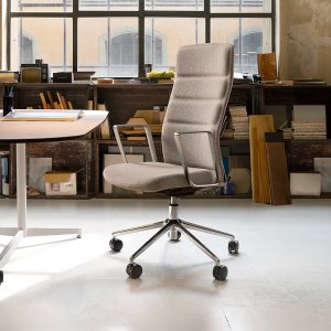 Chefsessel That’s it Executive von Quinti mit fixen Armstützen an einem Schreibtisch