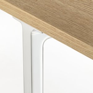 Toa Schreibtisch 240×90 mit rotem Kabelkanal unter der Platte