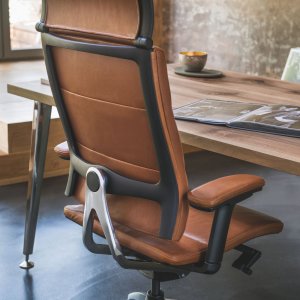 Sedus Open Up am Schreibtisch eines Direktionsbueros