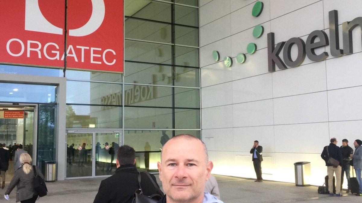 ORGATEC 2026: Ein Hocker für das Gespräch auf Augenhöhe