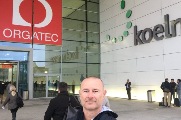 ORGATEC 2026: Ein Hocker für das Gespräch auf Augenhöhe