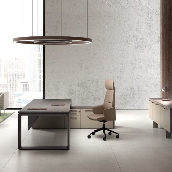 Büro mit Chefschreibtisch und Besprechungstisch von Bralco im italienischen Design