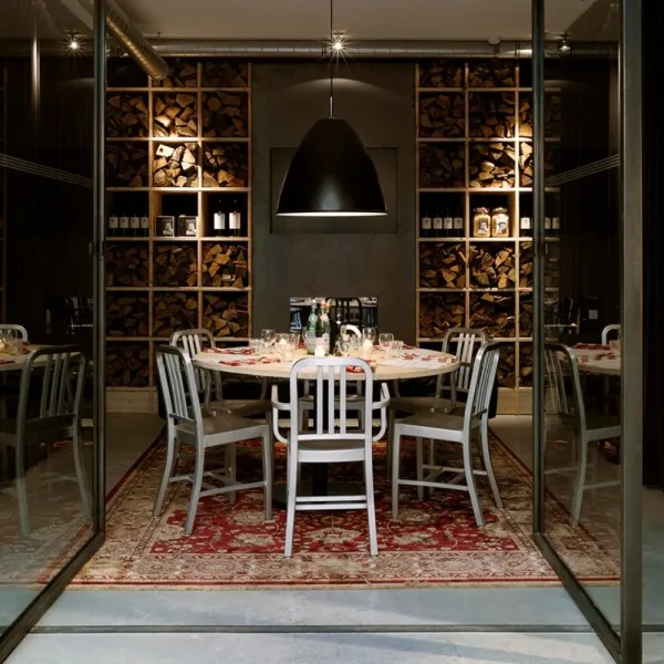 Emeco Stühle aus Recyclingaluminium in einem Schweizer Restaurant