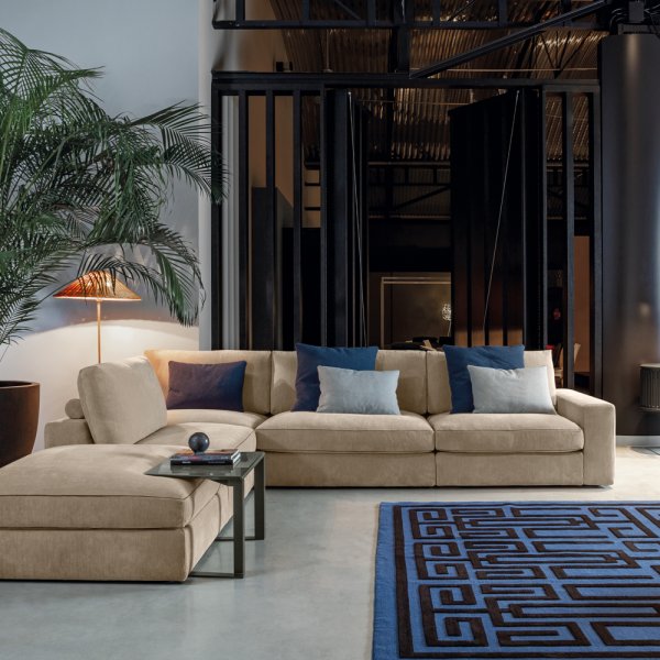 Flexteam Sofa Cloud mit geschwungenen Elementen in einer Kundenlounge