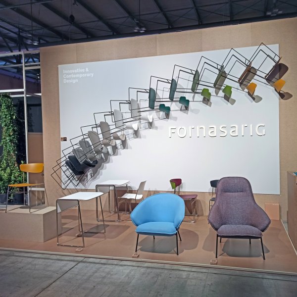 Fornasarig Stuehle und Tische fuer Hotels Konferenzraeume und Lounges