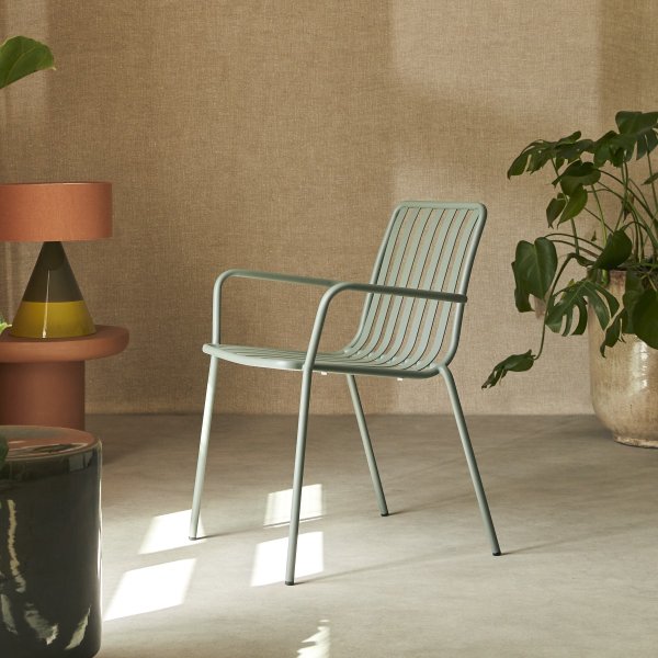 Experimentelle Green Stühle in einer Schweizer Pausenzone