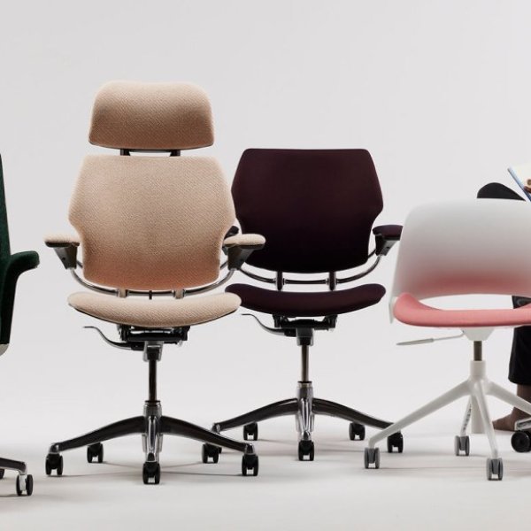 Ergonomischer Humanscale-Arbeitsplatz in einem Büro