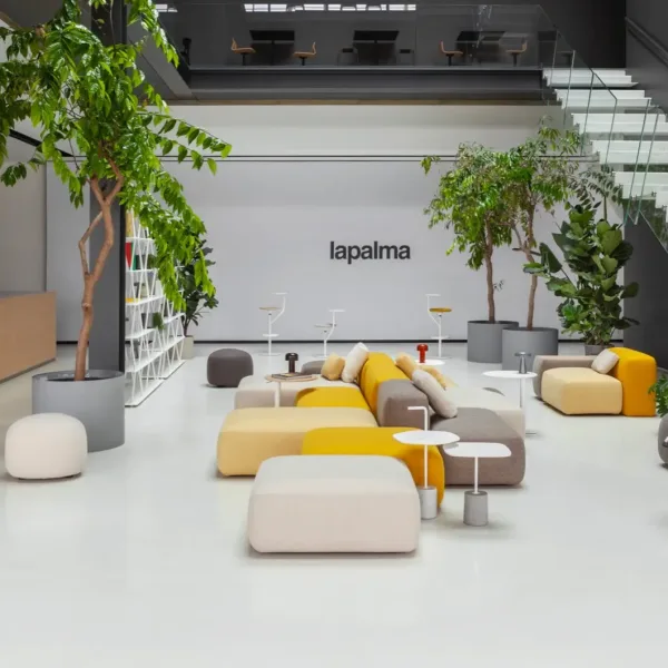 Kollaborative Bürozone mit handgefertigten Lapalma-Möbeln