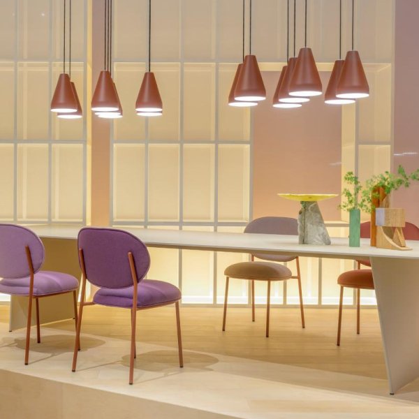 Wartebereich eines Unternehmens mit Pedrali Design-Stühlen und Tischen
