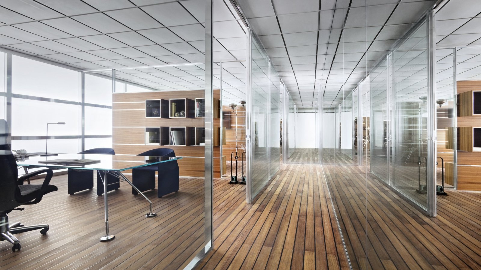Chefbüro mit italienischem Nussbaum-Schreibtisch und Ledersessel, Panoramafenster mit Blick über Zürich